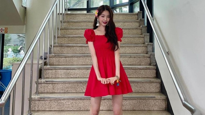 Outfit Natal ala Wonyoung IVE. Foto: Instagram.com/for_everyoung10