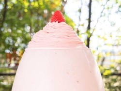 Jumbo! Kafe Ini Tawarkan Parfait Stroberi Beratnya 5 Kilogram