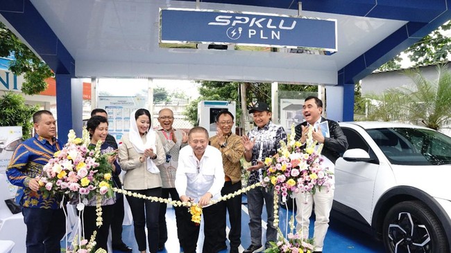 Untuk meningkatkan sebaran SPKLU dan Stasiun Penukaran Baterai Kendaraan Listrik Umum (SPBKLU), PLN juga membuka peluang kerja sama dengan skema franchise.