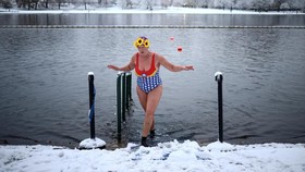 FOTO: Ramai-ramai Warga Inggris 'Nyemplung' ke Danau saat Salju