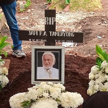 Tangis Istri Pecah di Prosesi Pemakaman Remy Sylado