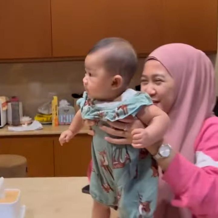 <p>Beberapa kali sisi dapur ibu satu anak itu juga sering terlihat di videonya. Untuk bagian dapur, Ricis lebih memilih sentuhan kayu untuk <em>kitchen set-</em>nya<em>,</em> Bunda. (Foto: YouTube Ricis Official)</p>