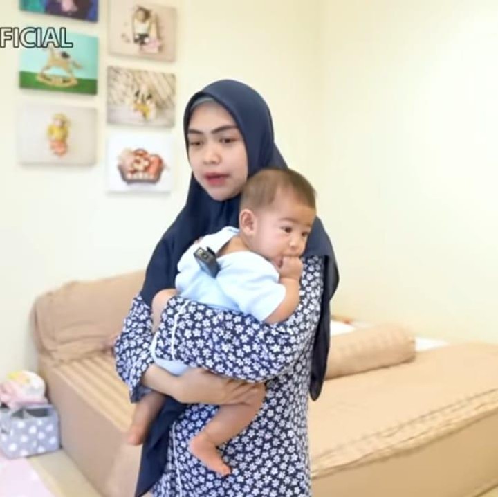 <p>Ricis juga sempat memperlihatkan tampilan kamar <em>Baby</em> Moana yang belum selesai didekorasi. Kamarnya dilengkapi dengan tempat tidur dan dindingnya dihiasi beberapa foto Moana. (Foto: YouTube Ricis Official)</p>