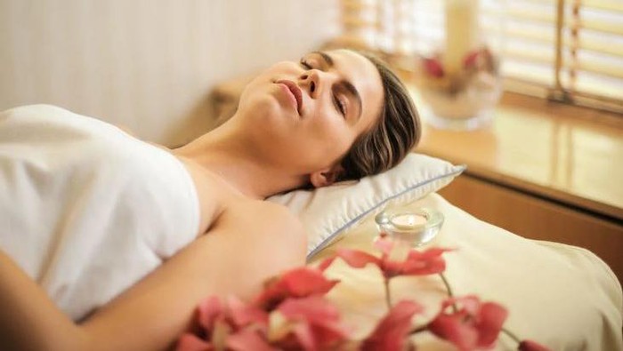 Perempuan sedang spa 5 Spa Treatment Unik dari Berbagai Negara
