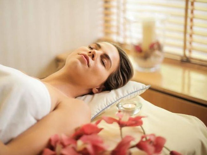 Perempuan sedang spa