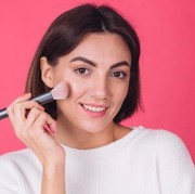 4 Variasi Penggunaan Blush On untuk Membuat Wajah Lebih Segar