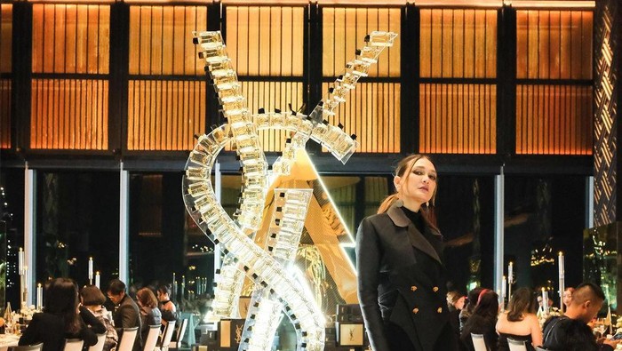 Potret Luna Maya berkolaborasi dengan brand ternama internasional