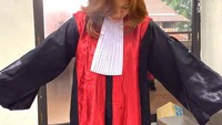 <p>Untuk Bunda ketahui, Amel Carla merupakan mahasiswa Fakultas Hukum Universitas Indonesia. Ketika melakukan simulasi sidang, ia menjalaninya dengan memakai jubah hakim. (Foto: Instagram @amelcarla)</p>