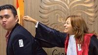 <p>Amel Carla juga membagikan potret keseruan bersama teman-teman sekelasnya ketika menjalani simulasi sidang. Meski sedang menjalani ujian, Amel tetap terlihat ceria. (Foto: Instagram @amelcarla)</p>