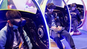FOTO: Antusias Anak-anak Nonton Pameran Inovasi dan Teknologi China