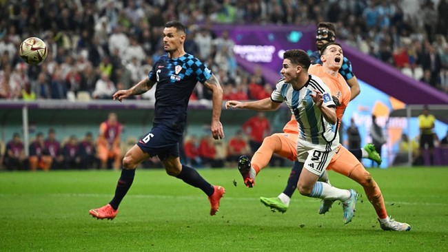 Lionel Messi memberi pujian habis-habisan untuk Julian Alvarez setelah Argentina mengalahkan Kroasia 3-0 dan lolos ke final Piala Dunia 2022.