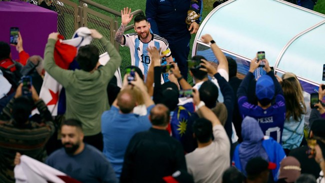 Kapten Argentina Lionel Messi memperlihatkan sikap berbeda dibandingkan laga semifinal karena berjabat tangan dengan pelatih Kroasia Zlatko Dalic.