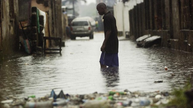 Banjir besar di wilayah timur Kongo juga menghanyutkan ratusan rumah warga. Banjir dipicu luapan air sungai setelah hujan lebat.