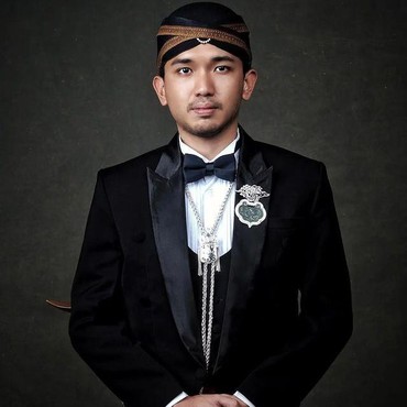 7 Potret Tampan Bhre Sudjiwo Raja Mangkunegaran X yang Berusia 25 Tahun