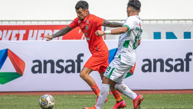 Debut manis pelatih anyar Joaquin Gomez berhasil membawa Borneo FC menang atas Arema lewat dua gol Stefano Lilipaly di Liga 1, Minggu (19/1).