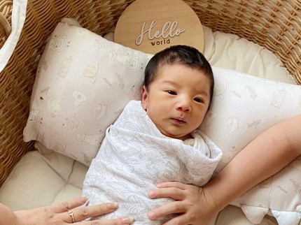 Istri Chef Arnold Melahirkan Anak Kedua, Disebut Mirip Sang Ayah