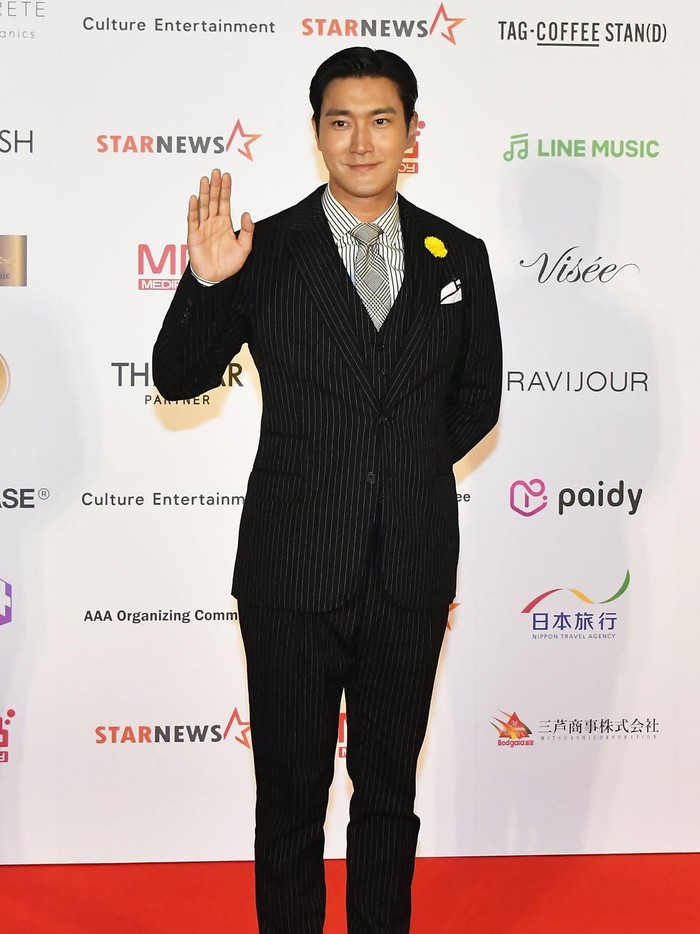Tampil berkarisma dengan vibes 'CEO' yang kental, Siwon 'Super Junior' tampil dengan balutan jas hitam dan dasi abu-abu. Idol-aktor ini pun memperoleh penghargaan Best Acting Award hingga New Wave Award (Actor)./ Foto: WireImage/Jun Sato