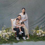 Beda Gaya Foto Keluarga Gibran dan Selvi dengan Kahiyang Ayu dan Bobby, Elegan dan Modis!