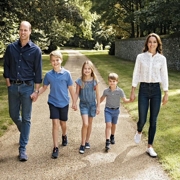 <p>Pangeran William dan Kate Middleton tak pernah absen membagikan potret kartu Natal mereka. Pada tahun lalu, pasangan Kerajaan Inggris ini tampil kasual dengan busana serba denim bersama ketiga anak mereka. (Foto: Matt Porteous/Prince and Princess of Wales/ Kensington Palace via AP)</p>