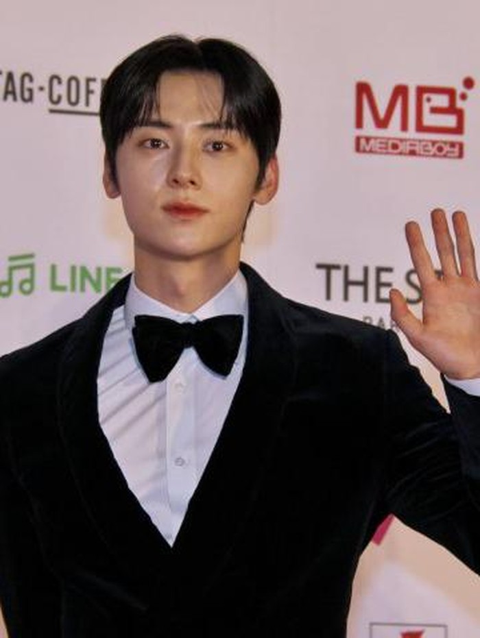 Penyanyi-aktor Hwang Min Hyun eks 'NU'EST' tampil menawan dan klasik dalam balutan jas dan dasi kupu-kupu. Pria tersebut juga memperoleh penghargaan New Wave Award (Actor)./ Foto: Keizo Mori/UPI