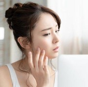 4 Kebiasaan Buruk yang Menjadi Pemicu Munculnya Garis Wajah di Usia Muda, Sering Kamu Lakukan?