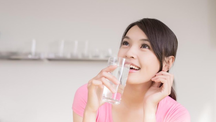Ilustrasi wanita minum air mineral Ilustrasi wanita minum air mineral