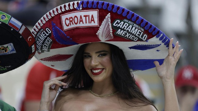 Ivana Knoll yang kerap viral di media sosial karena busana superseksi di Piala Dunia 2022 menangis saat meninggalkan Qatar.