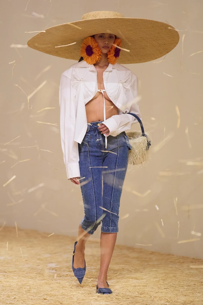 Gaya simpel blus dan cropped jeans jadi lebih statement berkat topi dan anting besar. Foto: Isidore Montag / Gorunway.com/ Vogue