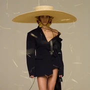 Jacquemus Siap Viralkan Tren Topi dan Anting Besar di Tahun 2023