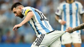 FOTO: Ditarik Lawan, Messi Berkutik