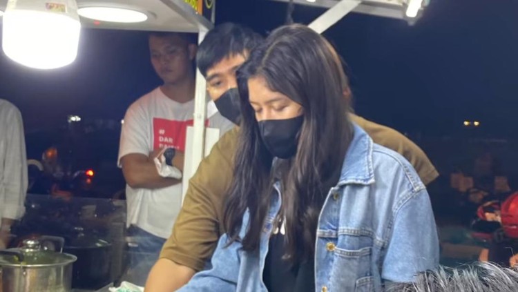 Kaesang dan Erina Kaesang Pangarep dan Erina jajan di pinggir jalanan kota Yogya.