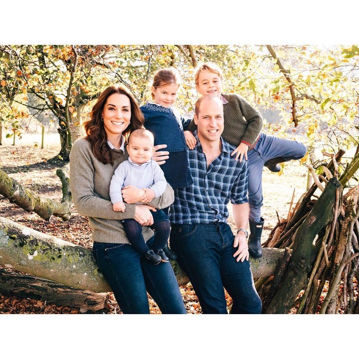 <p>Selanjutnya ada kartu Natal keluarga di tahun 2018 nih, Bunda. Dalam foto yang dijepret oleh fotografer Matt Porteous di Anmer Hall, pangeran Loiuse tampak masih bayi. (Foto: Instagram @princeandprincessofwales)<br /><br /><br /></p>