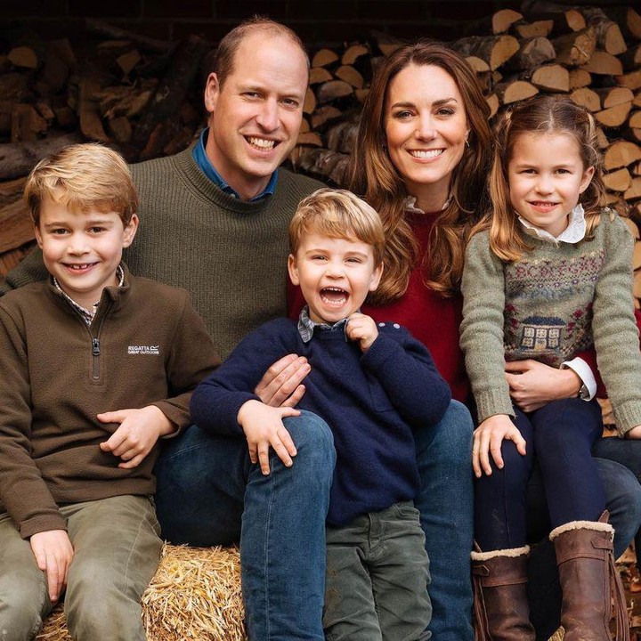 <p>Pada 2020, keluarga Pangeran William membagikan kartu Natal keluarga berikut ini, Bunda. Wajah Pangeran Louise tampak semringah, ya? (Foto: Instagram @princeandprincessofwales)<br /><br /><br /></p>