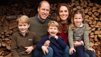 <p>Pada 2020, keluarga Pangeran William membagikan kartu Natal keluarga berikut ini, Bunda. Wajah Pangeran Louise tampak semringah, ya? (Foto: Instagram @princeandprincessofwales)<br /><br /><br /></p>