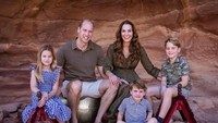 <p>Sebelumnya, pada kartu Natal keluarga 2021, Pangeran William dan Kate Middleton juga mengunggah foto bersama ketiga anaknya. "Senang berbagi foto baru keluarga, yang ditampilkan di kartu Natal tahun ini," ditutip dari akun @princeandprincessofwales.(Foto: Instagram @princeandprincessofwales)</p><p><br /><br /></p>