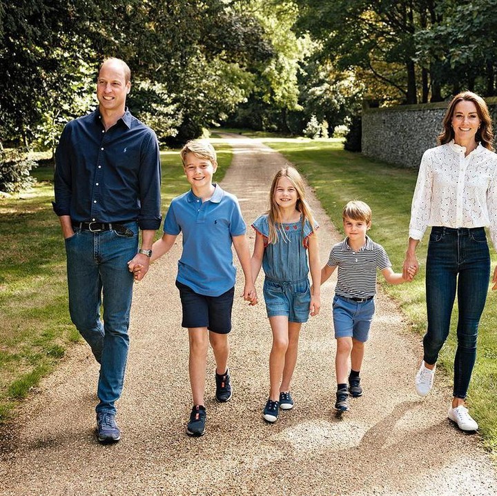 <p>Pangeran William dan Kate Middleton kembali membagikan kartu Natal di tahun ini. Dalam foto yang diunggah di Instagram, tampak Kate dan William berjalan sambil bergandengan tangan dengan ketiga anak mereka. (Foto: Instagram @princeandprincessofwales)<br /><br /><br /></p>