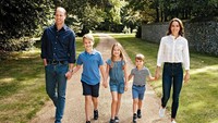<p>Pangeran William dan Kate Middleton kembali membagikan kartu Natal di tahun ini. Dalam foto yang diunggah di Instagram, tampak Kate dan William berjalan sambil bergandengan tangan dengan ketiga anak mereka. (Foto: Instagram @princeandprincessofwales)<br /><br /><br /></p>