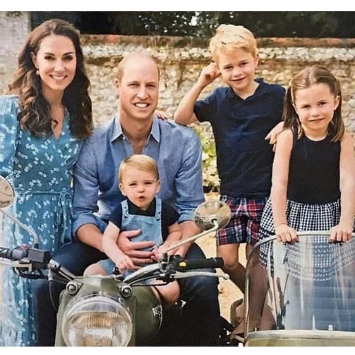 <p>Kilas balik ke tahun 2019, berikut potret kartu Natal keluarga Pangeran William dan Kate Middleton, Bunda. Mereka berpose di sebuah sepeda motor. (Foto: Instagram @princeandprincessofwales)<br /><br /><br /></p>