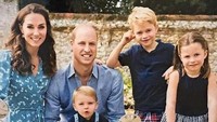 <p>Kilas balik ke tahun 2019, berikut potret kartu Natal keluarga Pangeran William dan Kate Middleton, Bunda. Mereka berpose di sebuah sepeda motor. (Foto: Instagram @princeandprincessofwales)<br /><br /><br /></p>