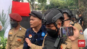 Demo di KPU Sempat Memanas, Ada yang Pukul Polwan hingga Lompat Pagar