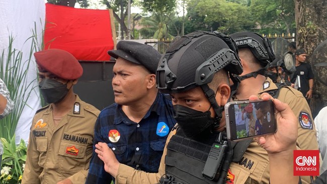 Polisi menangkap seorang perempuan yang merupakan simpatisan Partai Prima dalam aksi demo di depan Kantor KPU, Rabu (14/12).