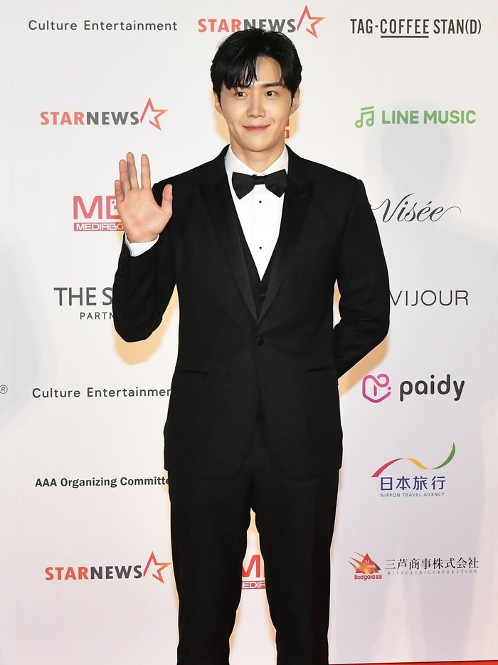 Kim Seon Ho tampil dengan busana serba hitam dan dasi kupu-kupu, serta memamerkan senyum manisnya. Sukses jadi pusat perhatian, sang aktor pun membawa 3 piala penghargaan di Asia Artist Awards 2022! Mulai dari Best Choice (Actor), Asia Celebrity Award (Actor), dan Popularity Award (Actor)./ Foto: WireImage/Jun Sato