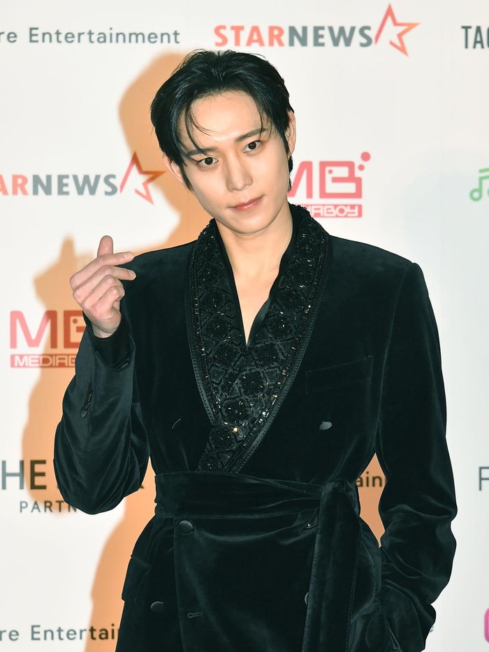 Aktor yang kini tampil di The Forbidden Marriage (2022), Kim Young Dae, tampil dengan gaya sleek hair serta velvet outfit. Pria kelahiran tahun 1996 tersebut memperoleh penghargaan Best Acting Award./ Foto: WireImage/Jun Sato