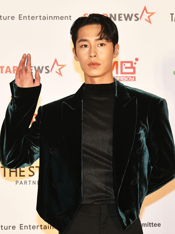 Aktor yang kini tampil di Alchemy of Souls 2 (2022) tampil menawan dengan velvet outfit. Lee Jae Wook pun memperoleh penghargaan Best Actor Award di Asia Artist Awards 2022 ini./ Foto: WireImage/Jun Sato