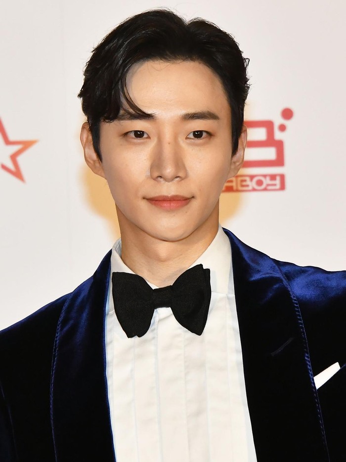 Idol-aktor Lee Jun Ho tampil dengan nuansa warna navy yang kontras dengan warna kulitnya. Pria kelahiran 1990 tersebut membawa pulang piala penghargaan Daesang - Actor of The Year dan Hot Trend Award (Actor)./ Foto: WireImage/Jun Sato
