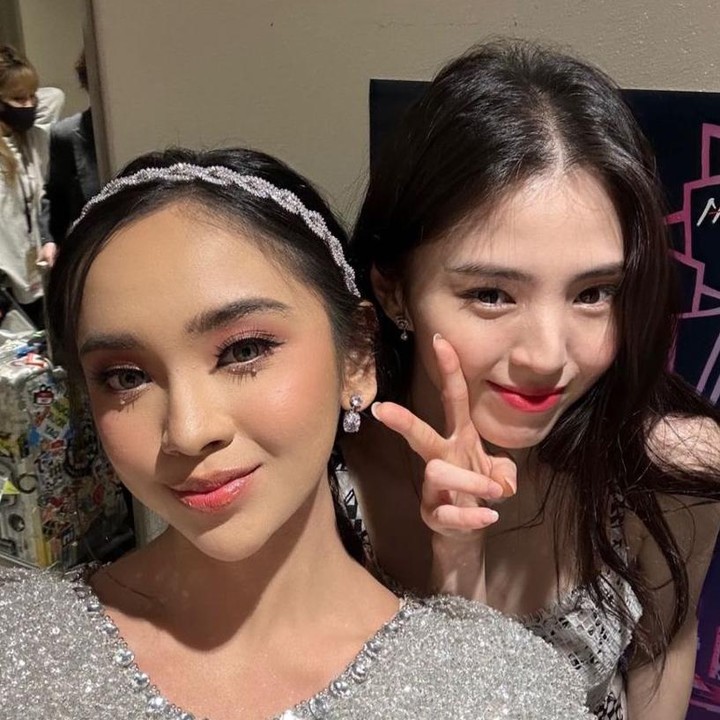 <p>Setelah tampil di panggung AAA 2022, Lyodra juga bertemu dengan sejumlah artis Korea Selatan. Salah satunya adalah bintang drakor <em>Nevertheless,</em> Han So Hee. Ia membagikan potret selfie bersama So Hee. Namun, netizen memuji Lyodra tak kalah cantik dari Han Soo Hee, lho. (Foto: Instagram @lyodraofficial)</p>