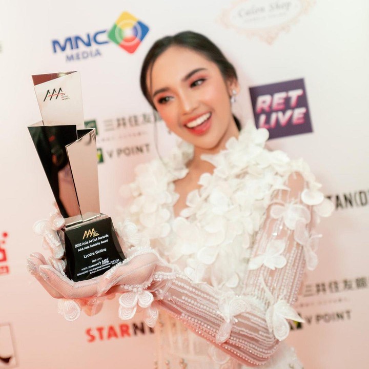 <p>Di acara tersebut, Lyodra tidak hanya menerima penghargaan. Ia juga membawakan lagu<em> Sang Dewi</em> di atas panggung untuk menghibur para penonton. (Foto: Instagram @lyodraofficial)</p>