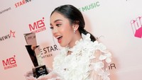 <p>Dalam acara yang dihelat di Tokyo pada Selasa (13/12/22) malam, Lyodra tampil memesona dalam balutan gaun berwarna putih dengan aksen<em> flower embroidery.</em> (Foto: Instagram @lyodraofficial)</p>