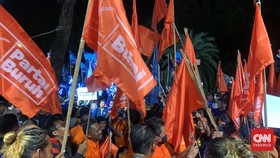 Ketika Adu Yel-yel Massa Pendukung Parpol Bergemuruh di Kantor KPU
