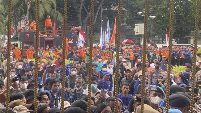 Massa aksi dari Partai Prima menggelar aksi demonstrasi di depan kantor Komisi Pemilihan Umum (KPU) RI, Jakarta Pusat, Rabu (14/12).